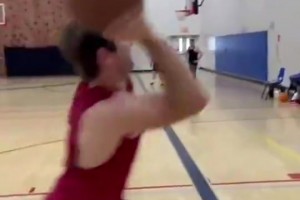 国外球迷爆笑模仿申京打球！让你模仿没让你超越😂